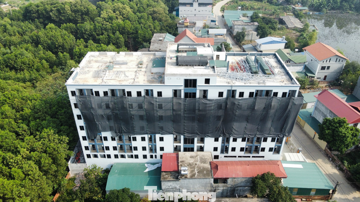 Trở lại điểm nóng vi phạm của xã Tân Xã (huyện Thạch Thất, Hà Nội), PV ghi nhận tại công trình tòa chung cư mini My House 9 tầng với cả trăm căn hộ xây “chui” trên đường Phú Hữu (Thôn 1) đang được "trùm mền" để tháo dỡ, cắt ngọn phần vi phạm.