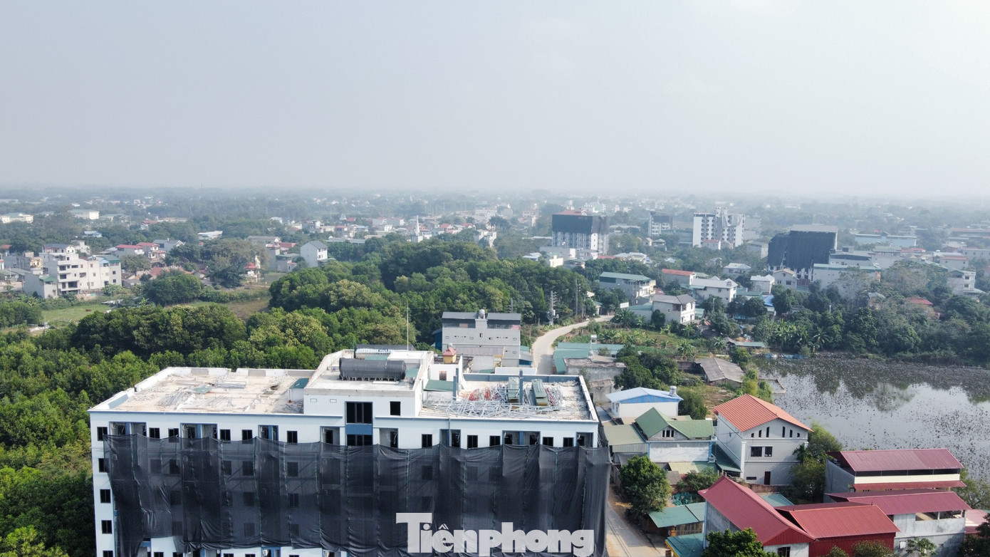 Theo báo cáo của Sở Xây dựng trước đó, tòa chung cư mini My House cao 9 tầng với cả trăm căn hộ xây “chui” trên đường Phú Hữu nằm trên khu đất có diện tích 726,5m2, trong đó chỉ có 225m2 là đất ở, còn lại hơn 500m2 là đất trồng cây lâu năm. Bà Nguyễn Thị Quý Hợi và ông Vũ Minh Công là chủ sử dụng đất, chủ sở hữu nhà ở và tài sản khác gắn liền với đất thửa đất này.