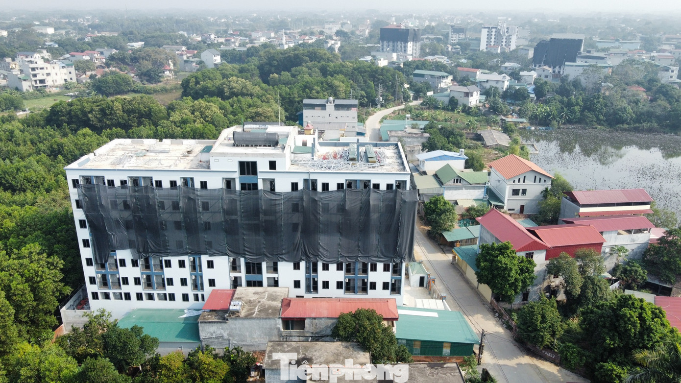 “Hiện chủ đầu tư đang cho thợ tháo dỡ bên trong tầng 8. Nếu hết thời gian cam kết, chủ đầu tư không khắc phục hậu quả công trình vi phạm đảm bảo tiến độ thì sẽ tiến hành cưỡng chế theo quy định. Hiện xã đã xây dựng kế hoạch, phương án cưỡng chế trình huyện phê duyệt”, lãnh đạo UBND xã Tân Xã thông tin.