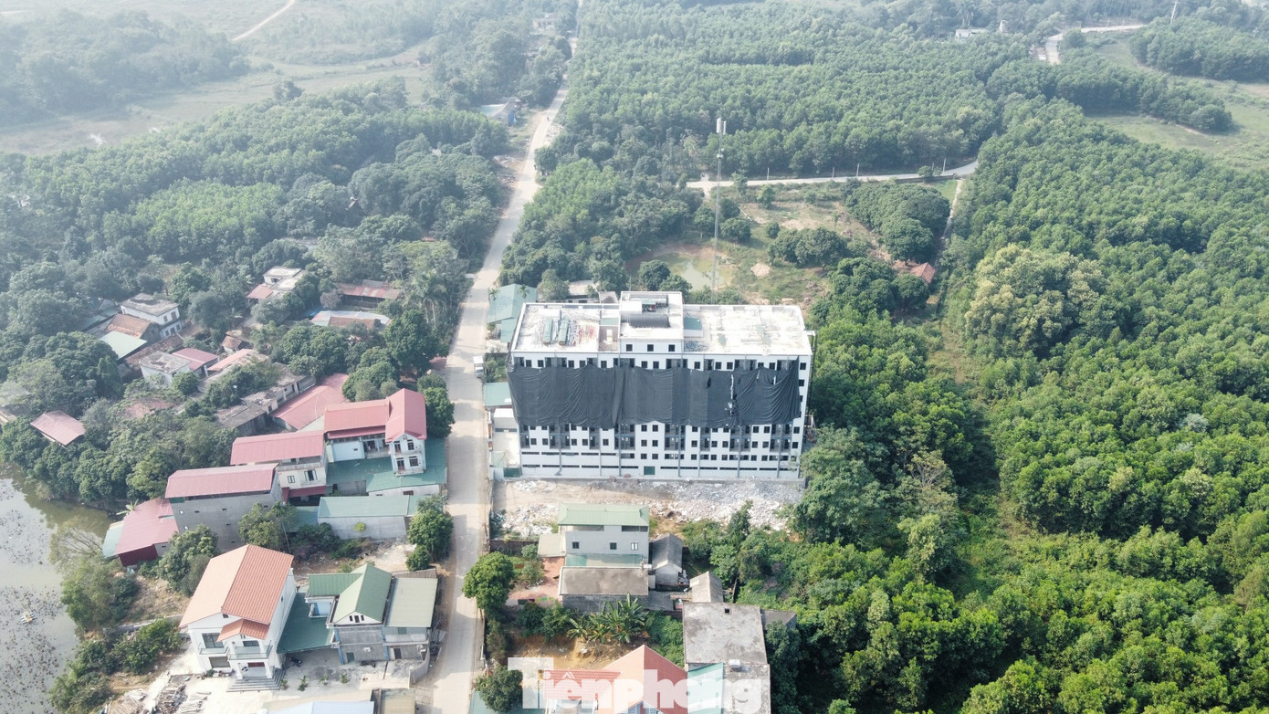 Sau hơn 1 tháng, đến thời điểm hiện tại chủ đầu tư mới tháo dỡ xong phần mái của tòa nhà. Việc tháo dỡ diễn ra ì ạch, từ tầng 8 trở xuống gần như vẫn chưa có dấu hiệu tháo dỡ.