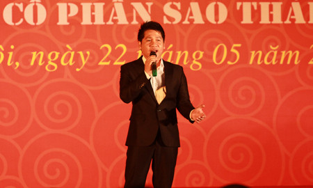 Ca sĩ Trong Tấn trong buổi biểu diễn