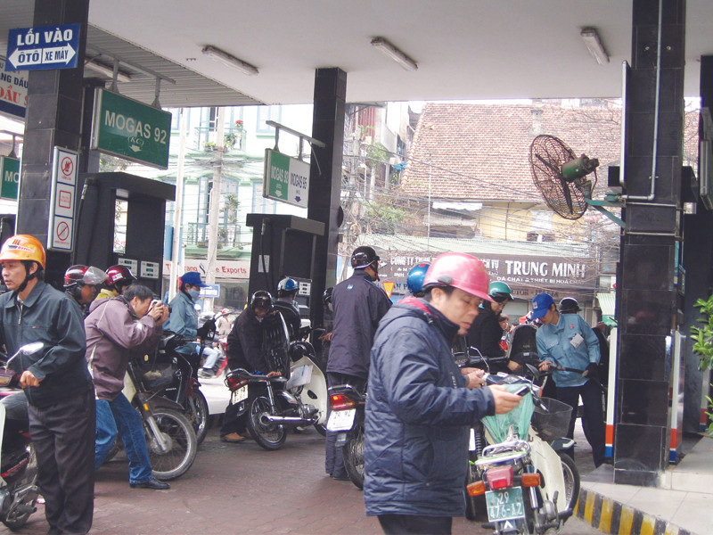 Theo các doanh nghiệp nhập khẩu xăng dầu, còn nhiều kẽ hở trong quản lý chất lượng xăng dầu. Ảnh: Vũ Hạnh. Theo các doanh nghiệp nhập khẩu xăng dầu, còn nhiều kẽ hở trong quản lý chất lượng xăng dầu. Ảnh: Vũ Hạnh