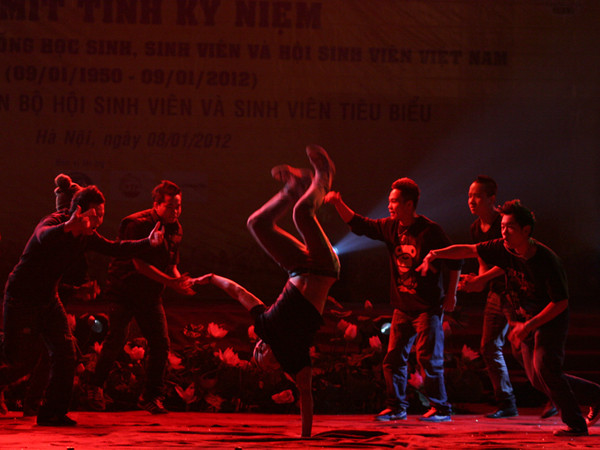 Sôi động với những tiết mục nhảy hip hop