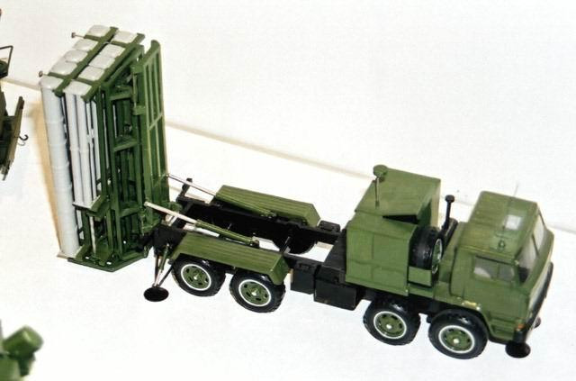 Xe phóng tên lửa hỗn hợp tầm gần và tầm trung