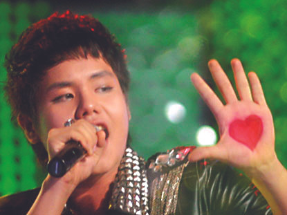 Đức Anh biểu diễn tại Việt Nam Idol. Ảnh: Vietnamidol.com