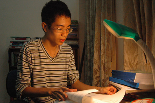 Đó là bài văn điểm 9 của Nguyễn Trung Hiếu (ảnh), học sinh lớp 11 chuyên lý Trường THPT Hà Nội - Amsterdam. Đó là bài văn điểm 9 của Nguyễn Trung Hiếu (ảnh), học sinh lớp 11 chuyên lý Trường THPT Hà Nội - Amsterdam