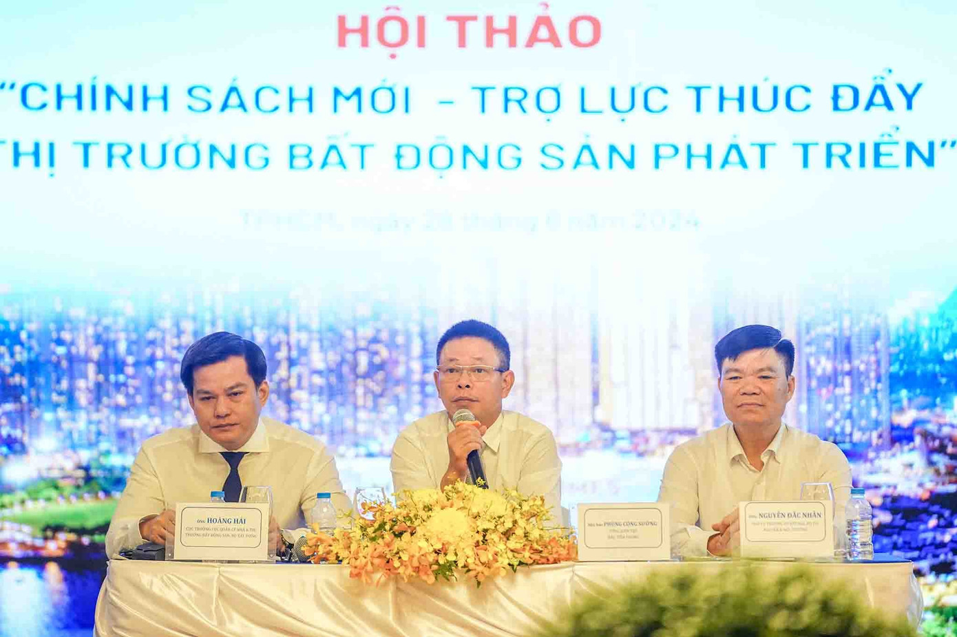 Nhà báo Phùng Công Sưởng và đại diện Bộ Xây dựng, Bộ Tài nguyên và Môi trường điều hành Hội thảo