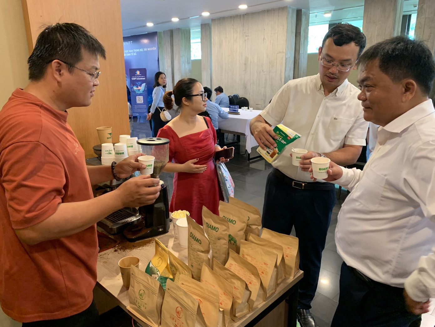 Anh Đặng Văn Huy - Chủ nông trại Dang Farm, Hội viên Hội Doanh nhân trẻ Đắk Lắk tự tay pha chế cà phê đặc sản mời các đại biểu thưởng thức Anh Đặng Văn Huy - Chủ nông trại Dang Farm, Hội viên Hội Doanh nhân trẻ Đắk Lắk tự tay pha chế cà phê đặc sản mời các đại biểu thưởng thức