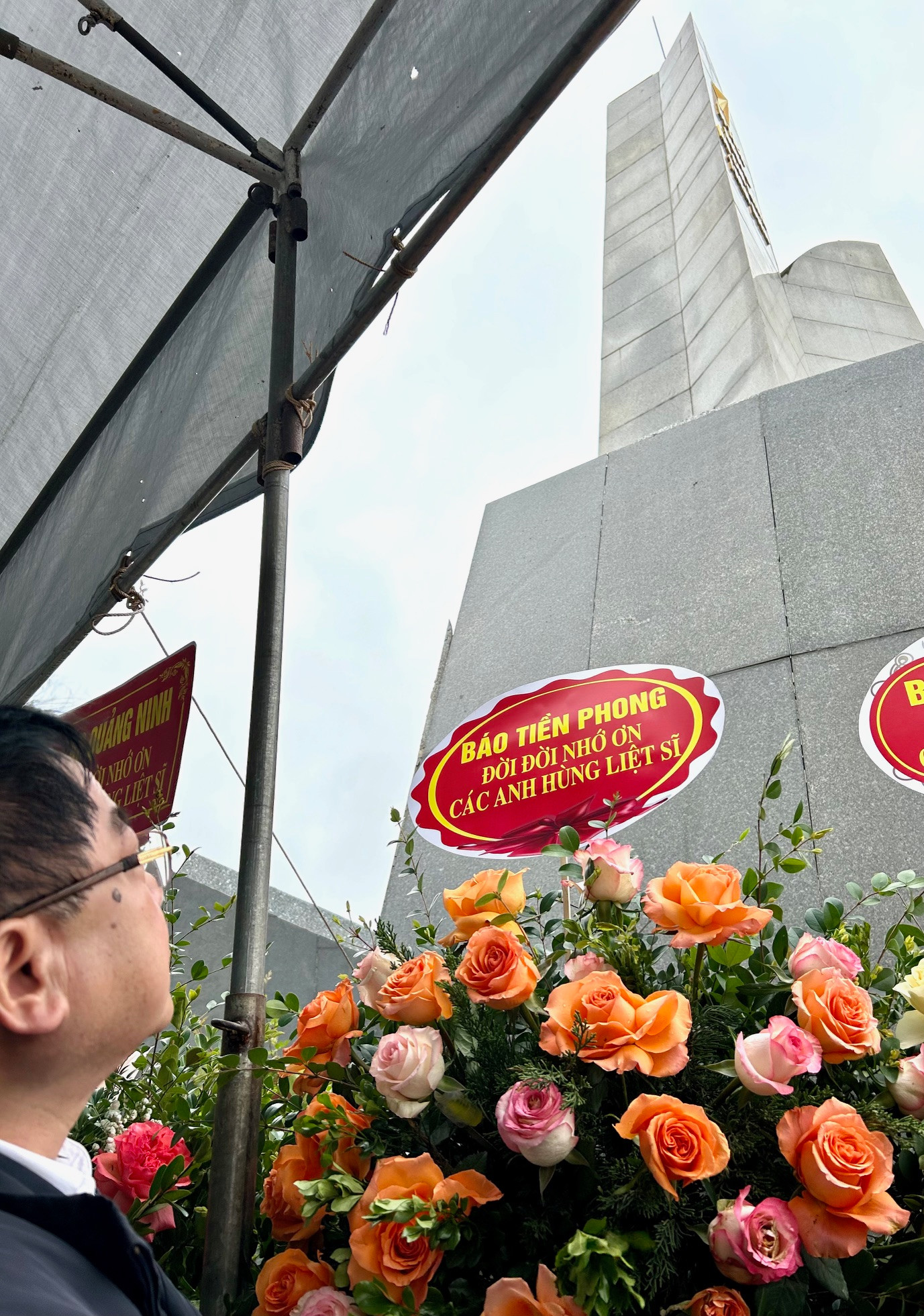 Vòng hoa của báo Tiền Phong viếng các anh hùng, liệt sĩ 3 con tàu không số hi sinh trong chiến dịch Tết Mậu Thân 1968