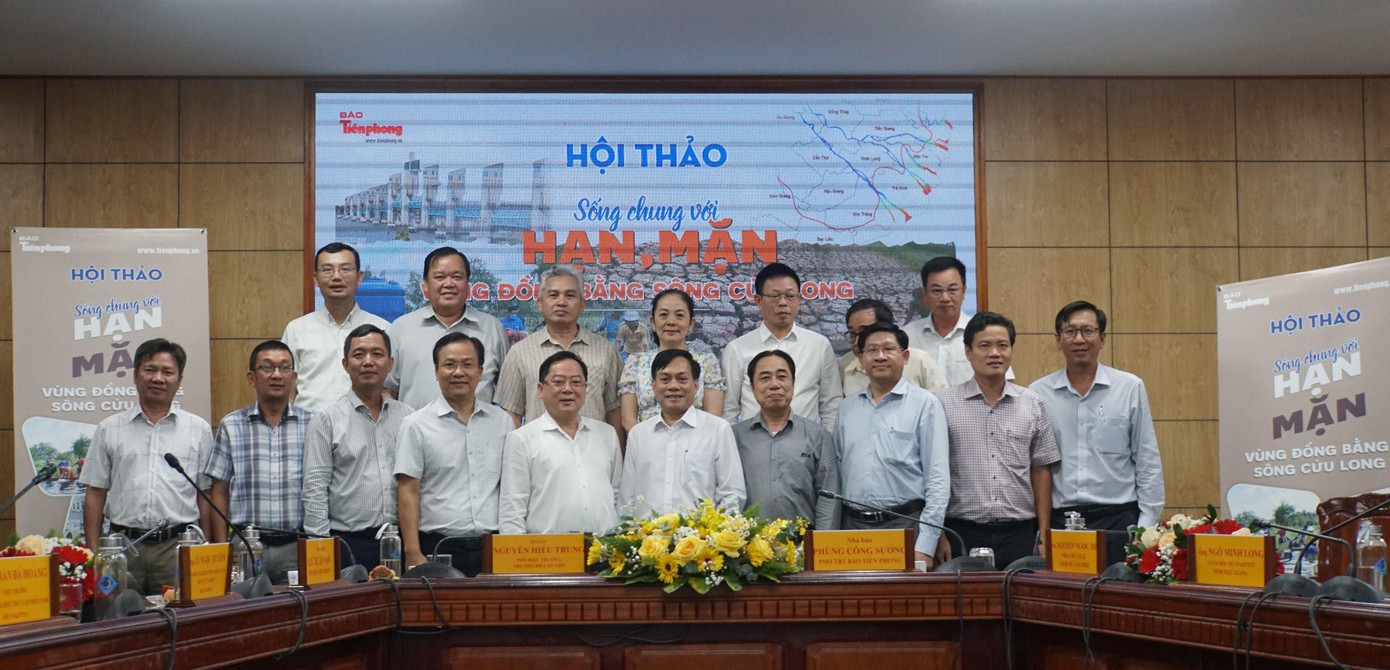 Các đại biểu dự hội thảo chụp ảnh lưu niệm cùng ban tổ chức Các đại biểu dự hội thảo chụp ảnh lưu niệm cùng ban tổ chức