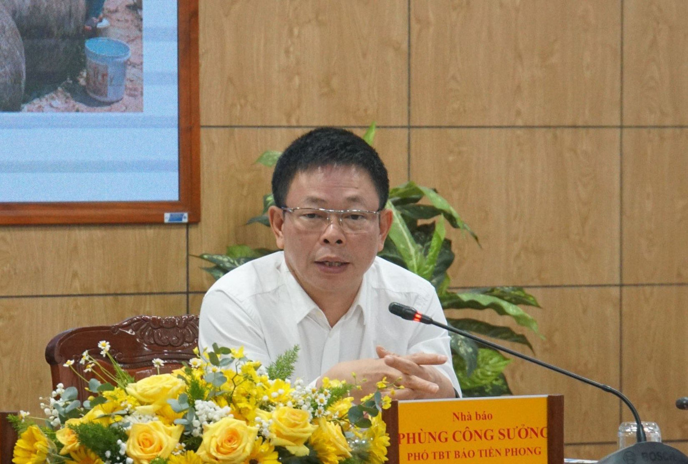 Nhà báo Phùng Công Sưởng - Phó Tổng biên tập báo Tiền Phong Nhà báo Phùng Công Sưởng - Phó Tổng biên tập báo Tiền Phong