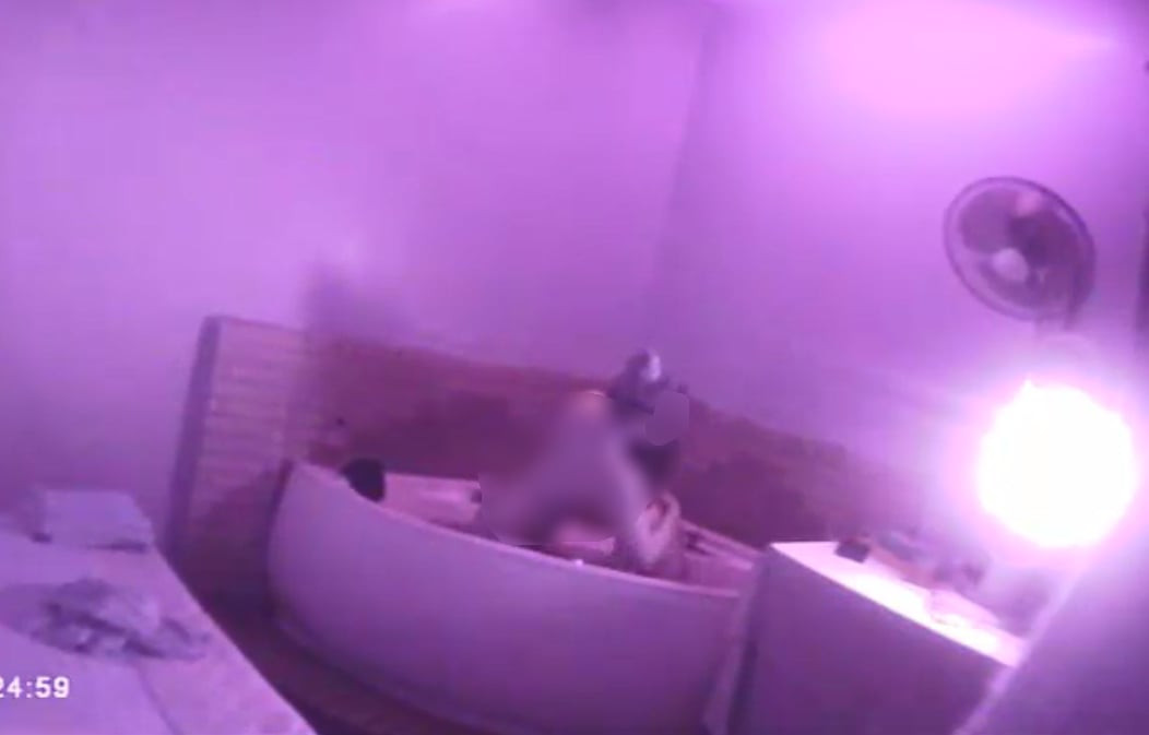 Kỹ thuật viên cơ sở Massage E. (đường Xã Đàn) tắm chung với khách Kỹ thuật viên cơ sở Massage E. (đường Xã Đàn) tắm chung với khách