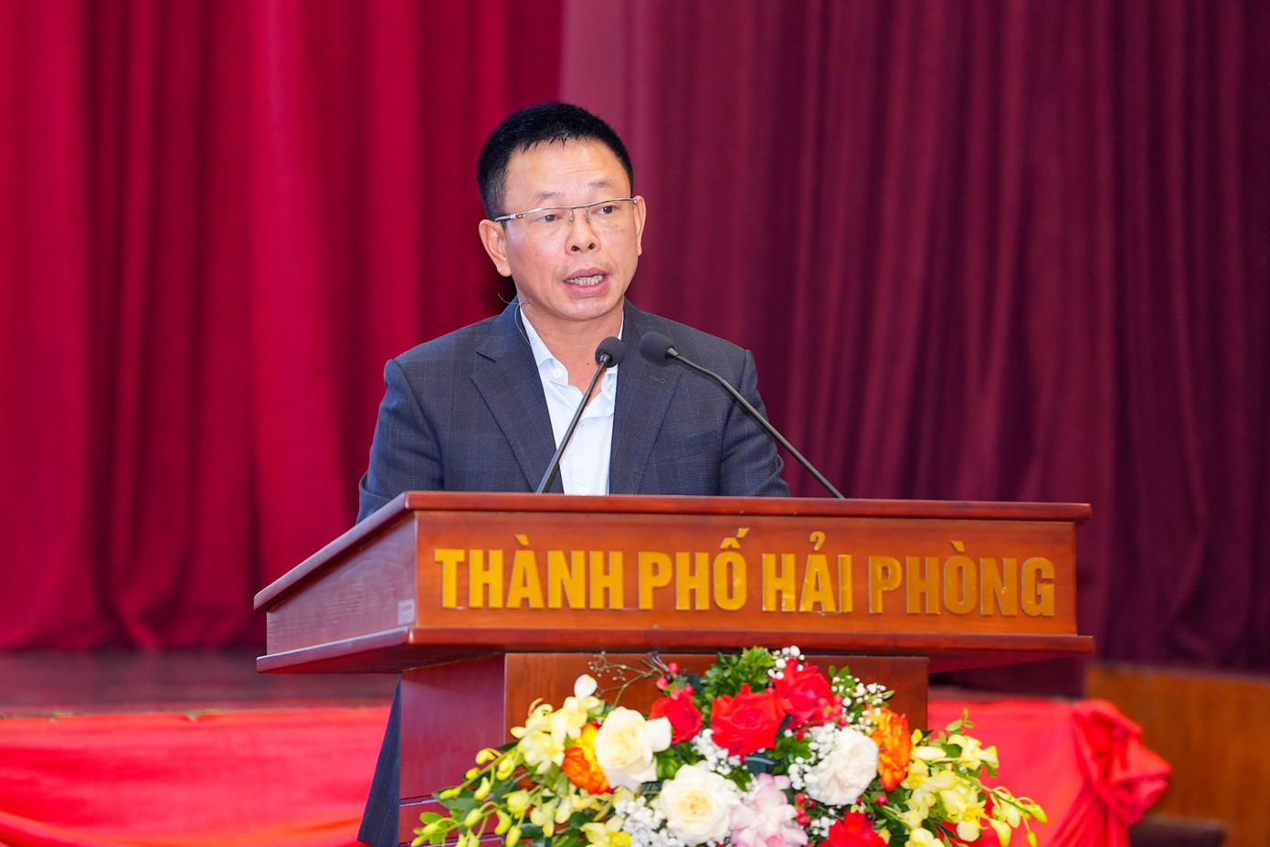 Nhà báo Phùng Công Sưởng - Tổng Biên tập Báo Tiền Phong phát biểu khai mạc hội thảo