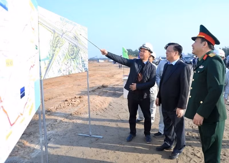 Bí thư Thành ủy Hà Nội Đinh Tiến Dũng kiểm tra thực địa tiến độ GPMB phục vụ dự án đường Vành đai 4 Bí thư Thành ủy Hà Nội Đinh Tiến Dũng kiểm tra thực địa tiến độ GPMB phục vụ dự án đường Vành đai 4
