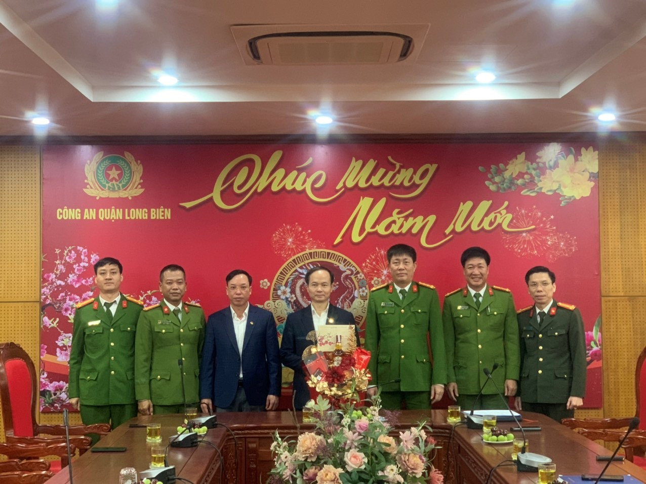 Bí thư Quận uỷ Đường Hoài Nam và Chủ tịch UBND quận Long Biên Nguyễn Mạnh Hà chúc Tết Công an quận Long Biên. Ảnh: PV. Bí thư Quận uỷ Đường Hoài Nam và Chủ tịch UBND quận Long Biên Nguyễn Mạnh Hà chúc Tết Công an quận Long Biên. Ảnh: PV.