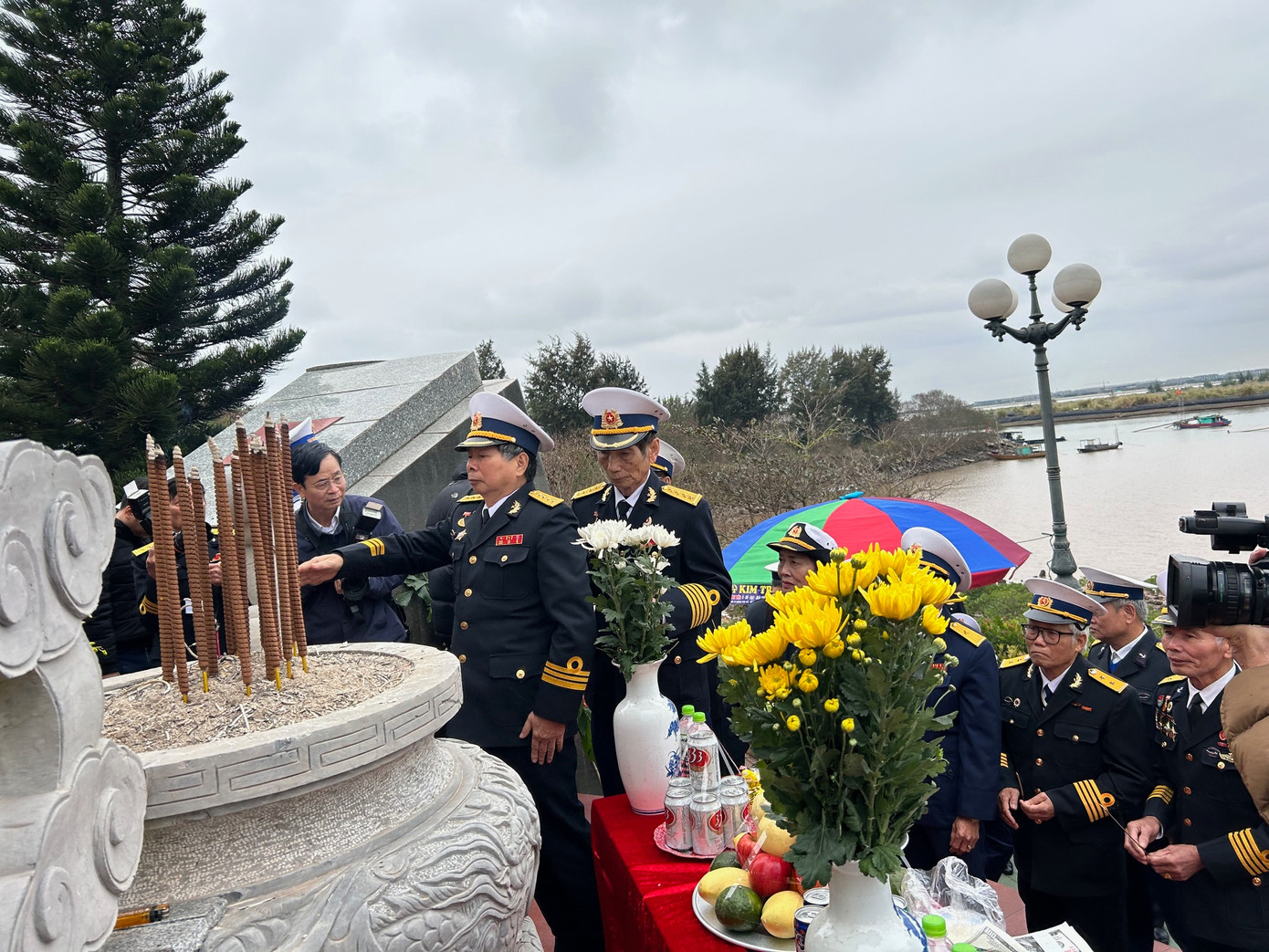 Các cựu chiến binh thắp hương cho đồng đội