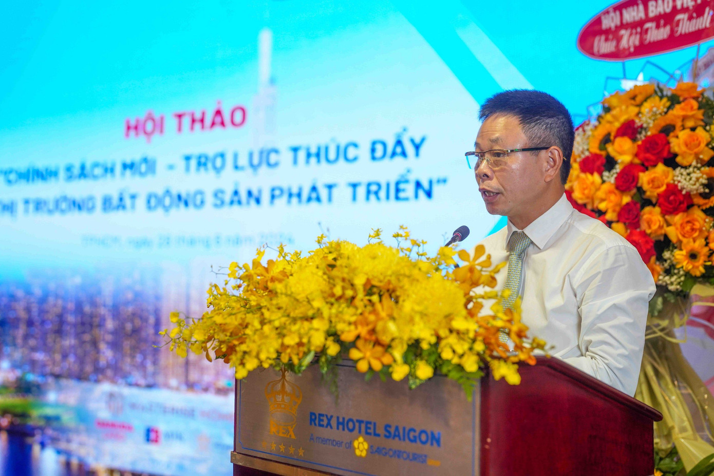 Nhà báo Phùng Công Sưởng - Tổng Biên tập báo Tiền Phong phát biểu khai mạc Hội thảo