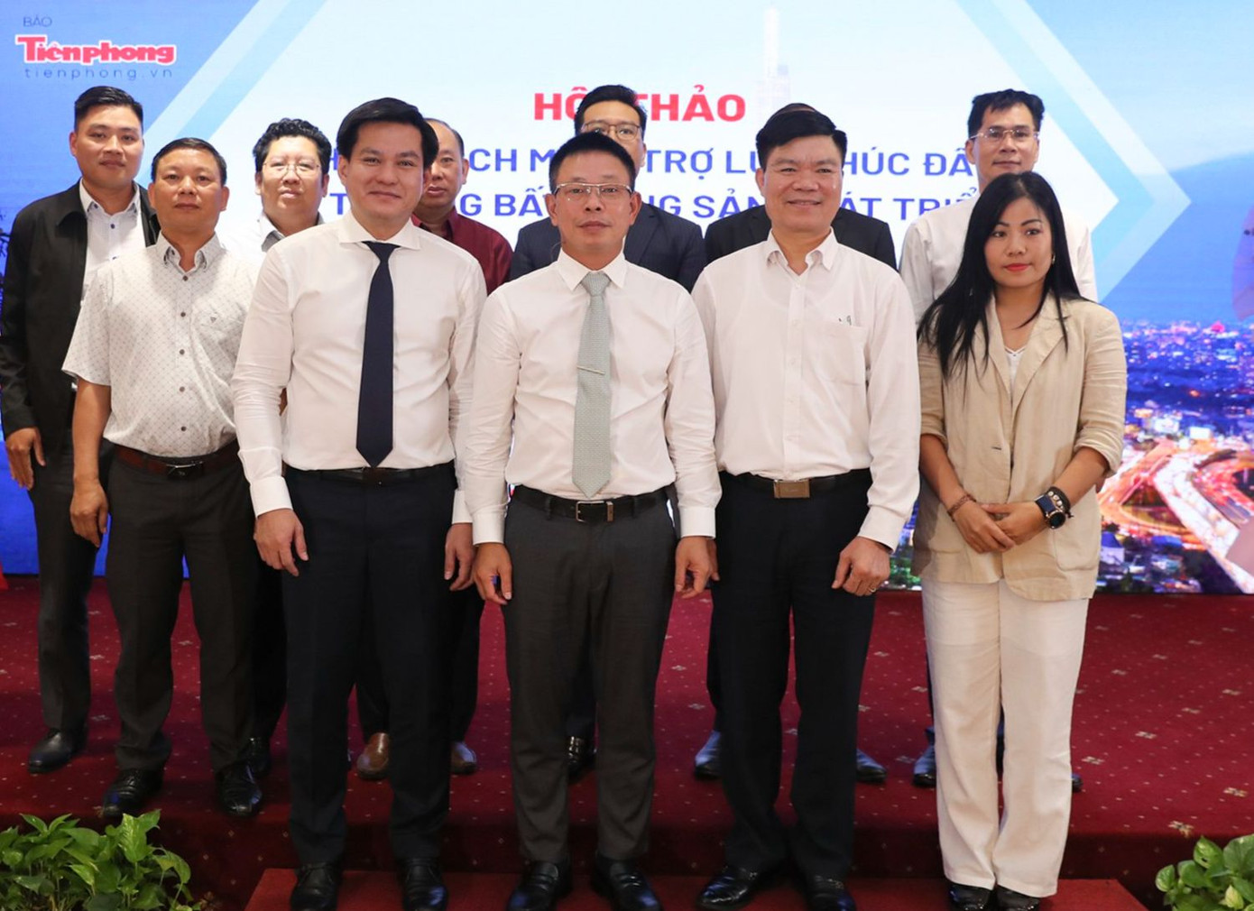 Nhà báo Phùng Công Sưởng - Tổng Biên tập Báo Tiền Phong và các đại biểu chụp hình lưu niệm tại Hội thảo