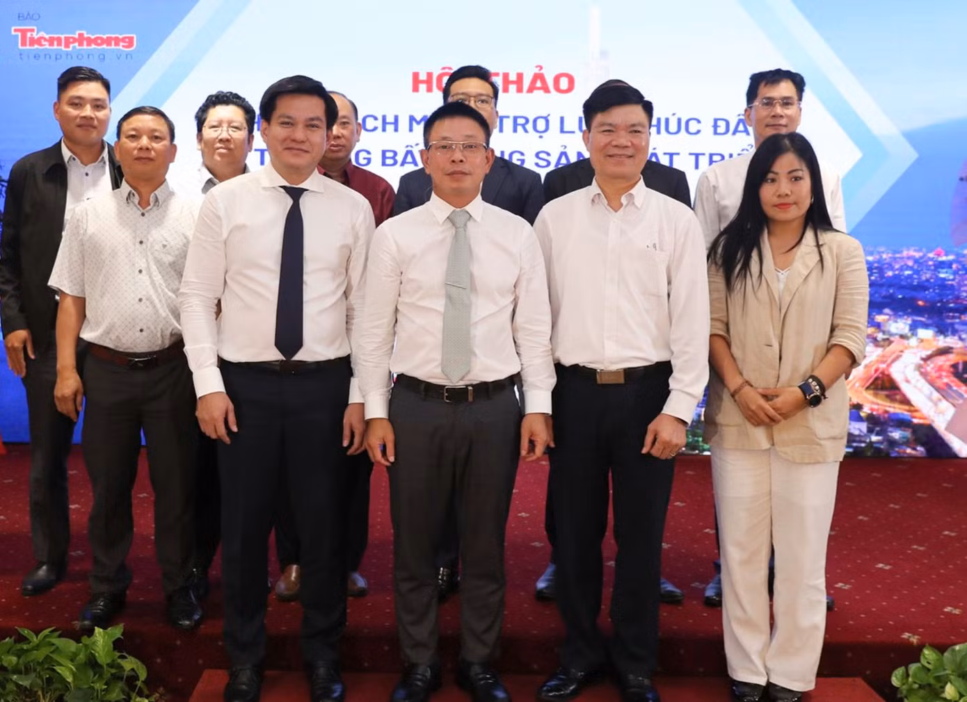 Nhà báo Phùng Công Sưởng - Tổng Biên tập Báo Tiền Phong và các đại biểu chụp hình lưu niệm tại Hội thảo