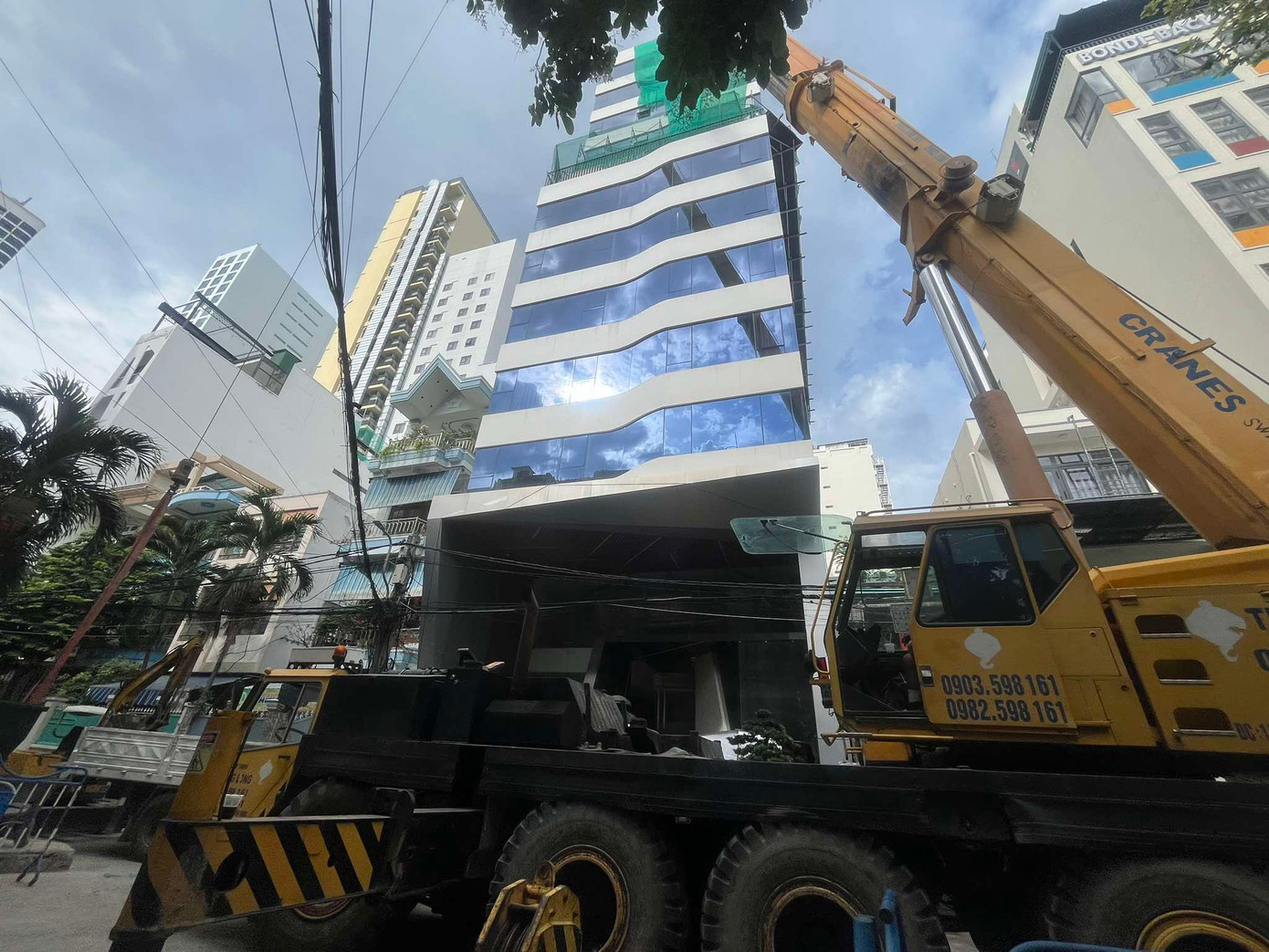 Lực lượng chức năng TP Nga Trang cưỡng chế khách sạn xây vượt 5 tầng. Ảnh: L.H. Lực lượng chức năng TP Nga Trang cưỡng chế khách sạn xây vượt 5 tầng. Ảnh: L.H.