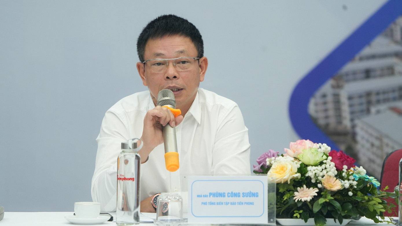 Nhà báo Phùng Công Sưởng - Phó Tổng biên tập báo Tiền Phong phát biểu khai mạc tọa đàm Nhà báo Phùng Công Sưởng - Phó Tổng biên tập báo Tiền Phong phát biểu khai mạc tọa đàm