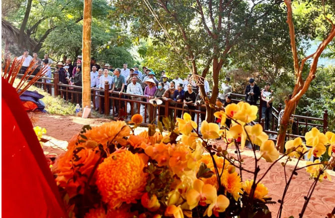 Đông đảo người dân đến viếng PGS. Đặng Bích Hà - Ảnh: SGGP