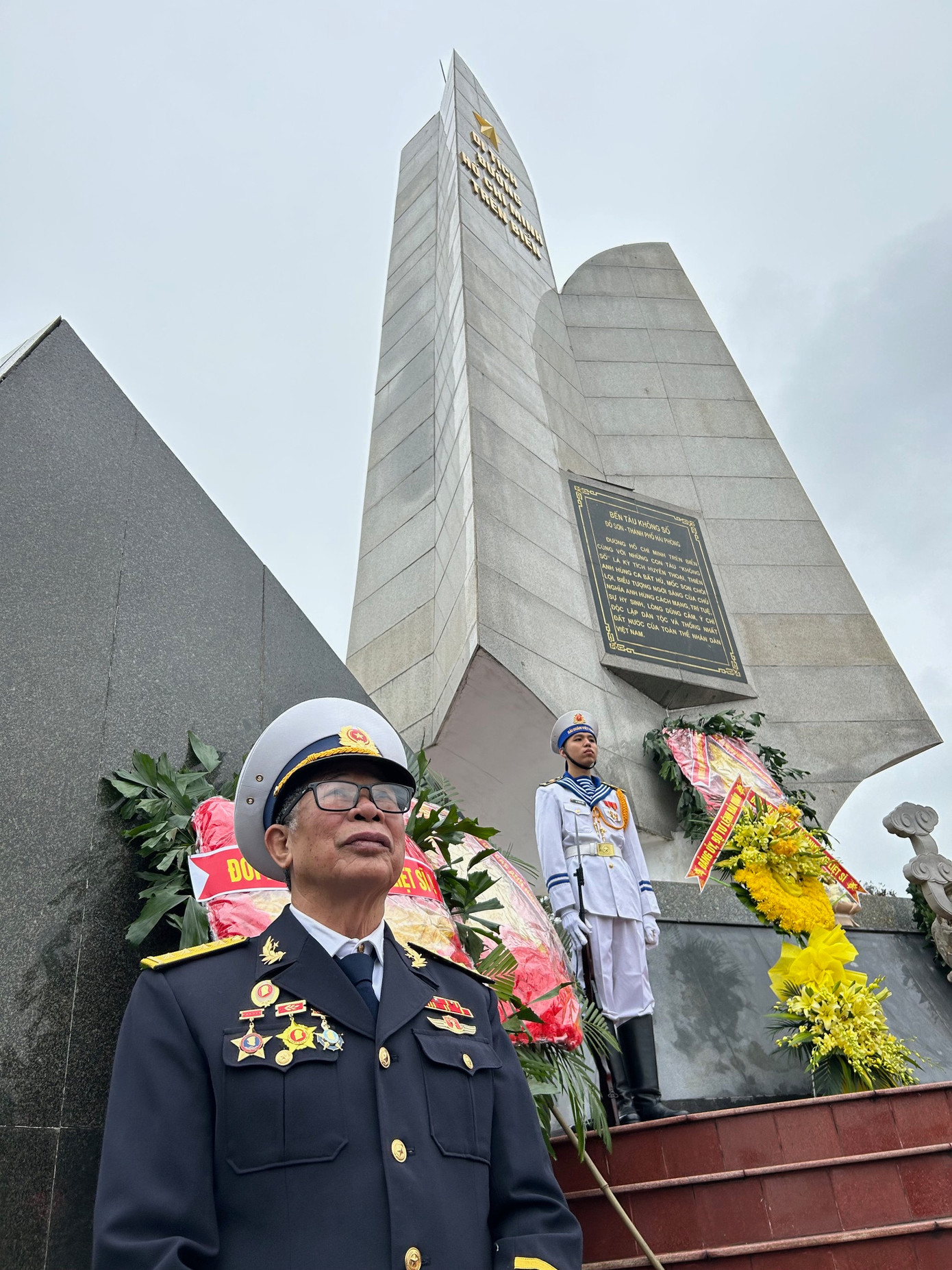 Một cựu binh tàu không số bên tượng đài kỷ niệm ở bến K15