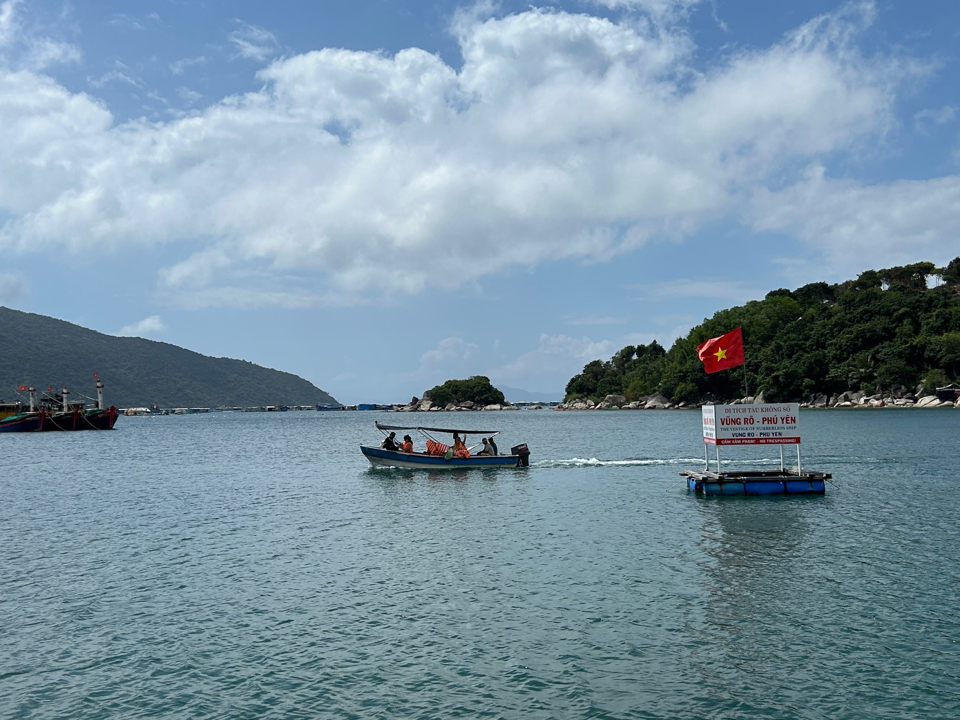 Di tích con tàu không số ở Vũng Rô