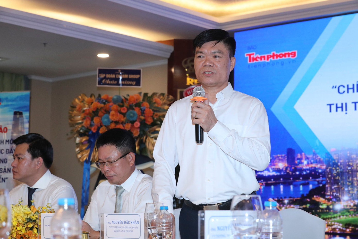 Ông Nguyễn Đắc Nhẫn, Phó Vụ trưởng Vụ Đất đai giải đáp câu hỏi được đặt ra tại Hội thảo