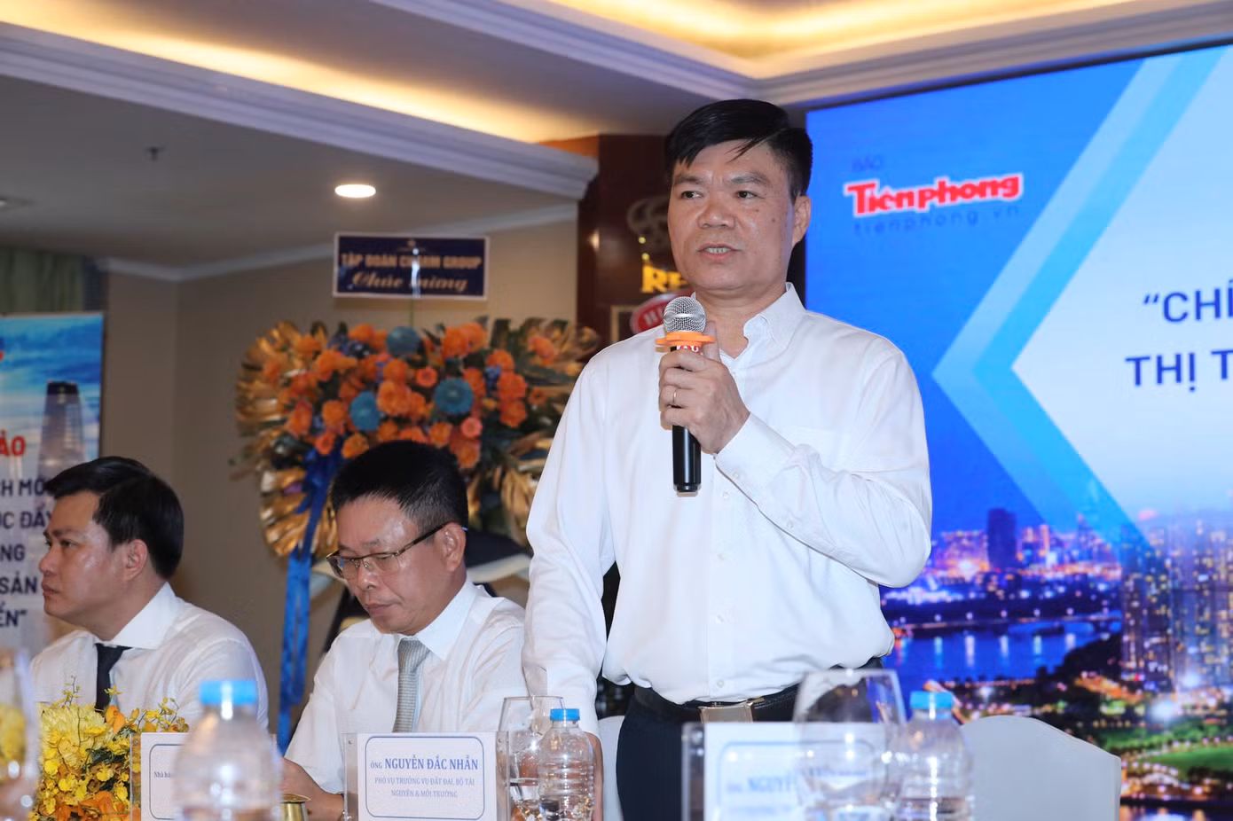 Ông Nguyễn Đắc Nhẫn, Phó Vụ trưởng Vụ Đất đai giải đáp câu hỏi được đặt ra tại Hội thảo
