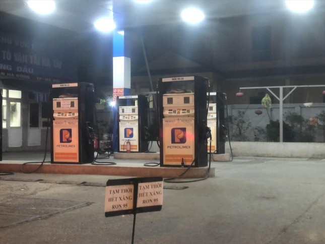 Tình trạng thiếu xăng dầu (nhất là ở các tỉnh phía Nam) thời gian qua cũng một phần do lượng xăng dầu lậu bị bắt giữ nhiều - Ảnh: Nguyễn Bằng Tình trạng thiếu xăng dầu (nhất là ở các tỉnh phía Nam) thời gian qua cũng một phần do lượng xăng dầu lậu bị bắt giữ nhiều - Ảnh: Nguyễn Bằng