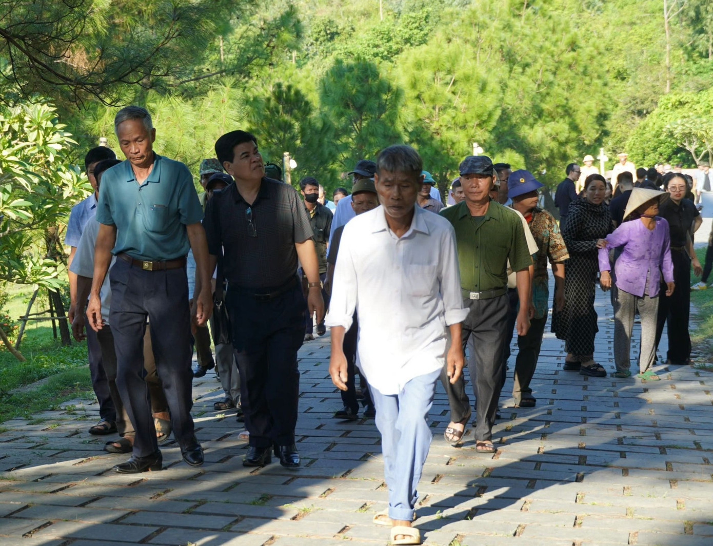 Từ sáng sớm đã có nhiều đoàn đến Vũng Chùa tiễn biệt PGS. Đặng Bích Hà, phu nhân Đại tướng Võ Nguyên Giáp