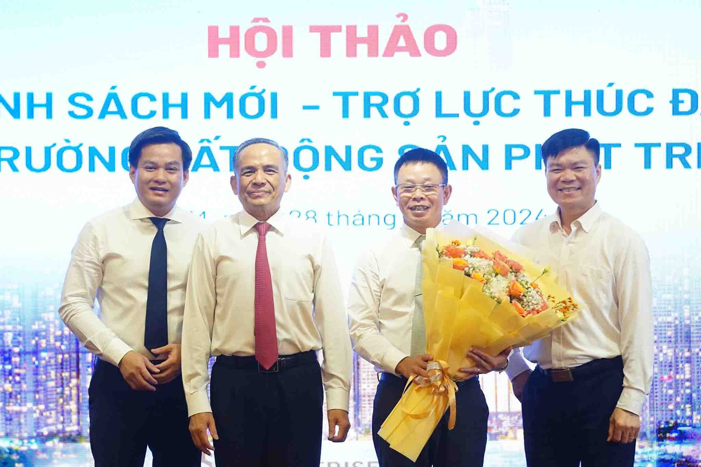 Ông Lê Hoàng Châu - Chủ tịch Hiệp hội bất động sản TPHCM tặng hoa Tổng Biên tập Báo Tiền Phong và đại diện Bộ Xây dựng, Bộ Tài nguyên &amp; Môi trường