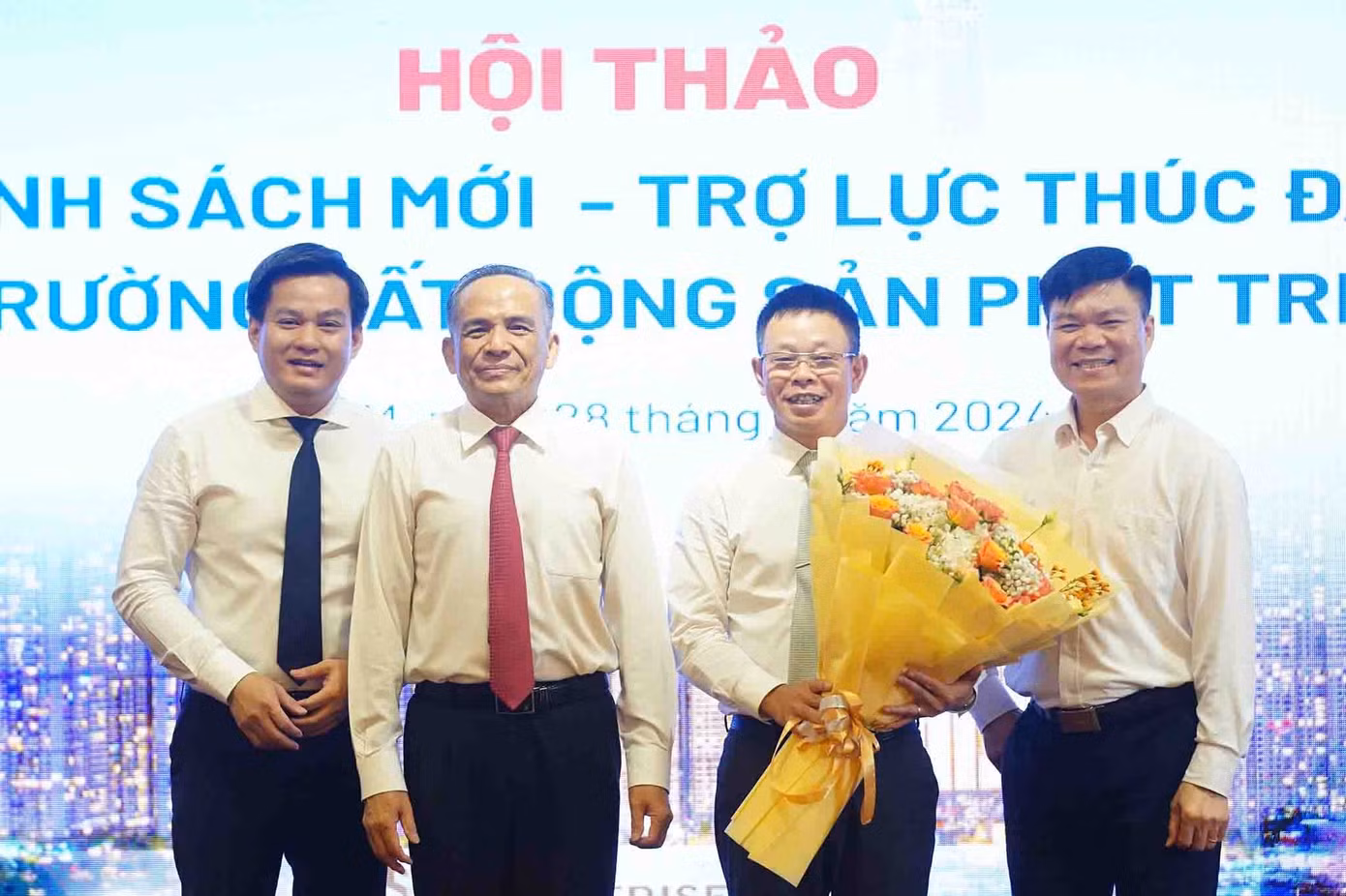 Ông Lê Hoàng Châu - Chủ tịch Hiệp hội bất động sản TPHCM tặng hoa Tổng Biên tập Báo Tiền Phong và đại diện Bộ Xây dựng, Bộ Tài nguyên &amp; Môi trường