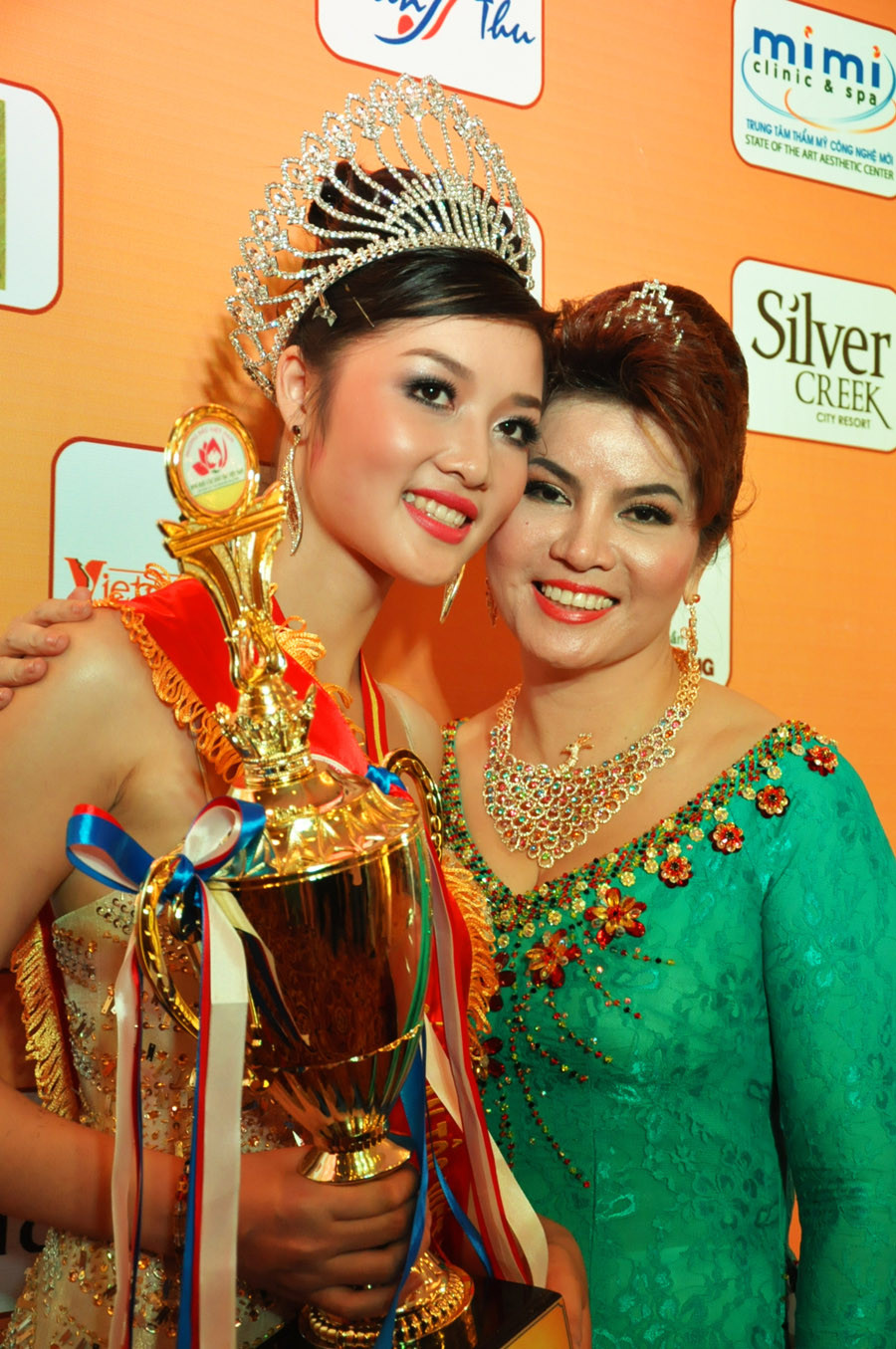 Hoa hậu Các Dân tộc Việt Nam lần 2 Triệu Thị Hà (bên trái) cùng phó ban Tổ chức cuộc thi - Bà Đoàn Thị Kim Hồng . Hoa hậu Các Dân tộc Việt Nam lần 2 Triệu Thị Hà (bên trái) cùng phó ban Tổ chức cuộc thi - Bà Đoàn Thị Kim Hồng