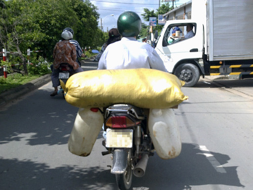 Các cơ sở nhỏ lẻ mua đậu nành rang về chế biến thành “cà phê” mang đi bỏ. Các cơ sở nhỏ lẻ mua đậu nành rang về chế biến thành “cà phê” mang đi bỏ
