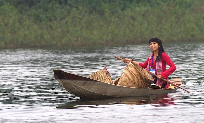 Những chiếc thuyền nhỏ cũng rất cơ động trong việc vận chuyển hàng hoá đến người cần mua
