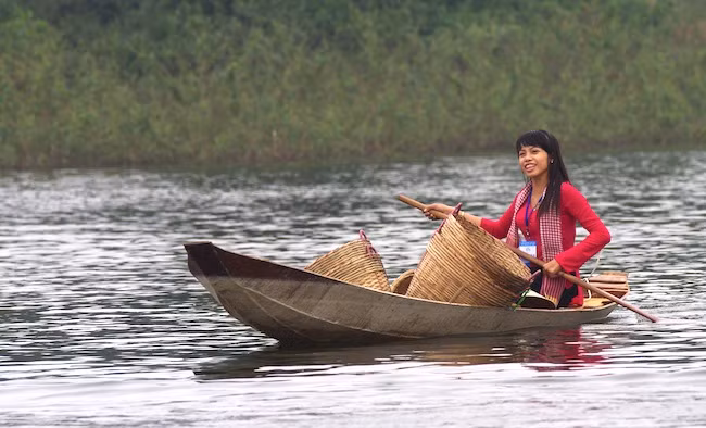 Những chiếc thuyền nhỏ cũng rất cơ động trong việc vận chuyển hàng hoá đến người cần mua