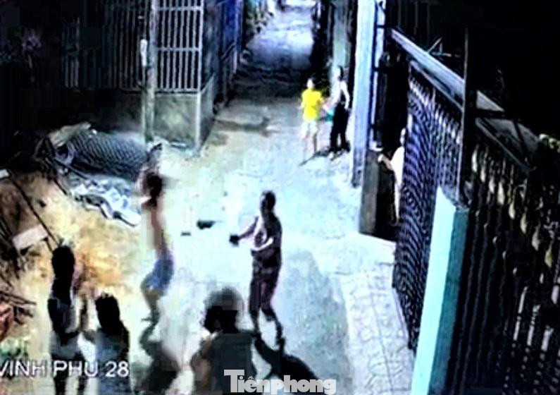 Hai gia đình hàng xóm hỗn chiến Ảnh: cắt từ clip