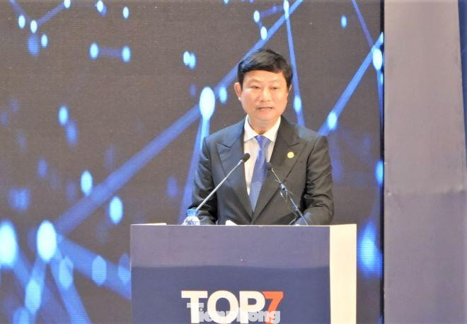 Chủ tịch UBND tỉnh Bình Dương Võ Văn Minh phát biểu