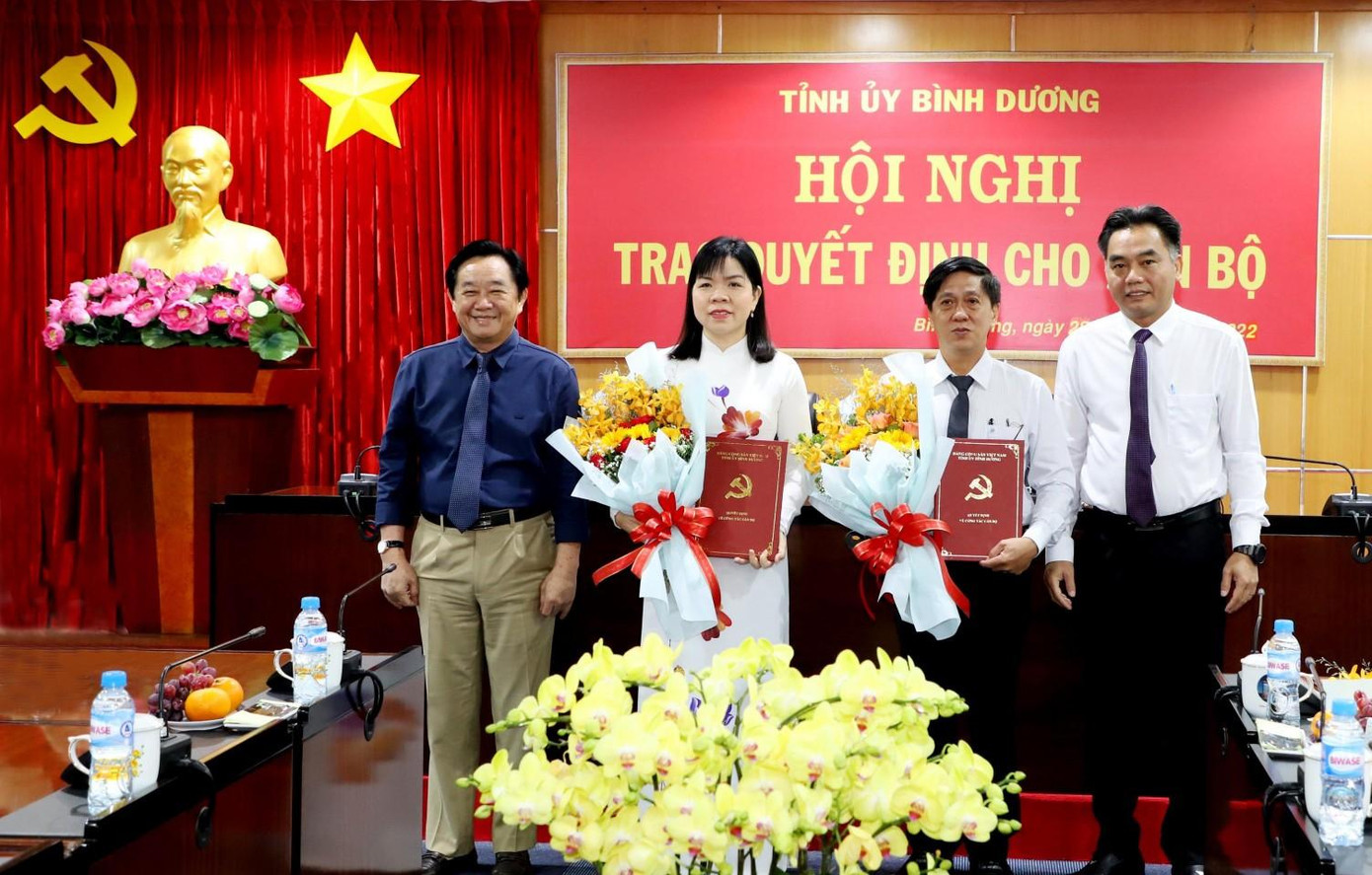 Bình Dương trao quyết định về công tác cán bộ