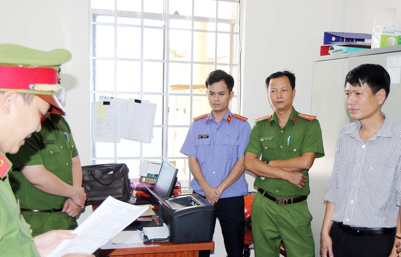 Ông Lê Thành Bắc (bìa phải) nghe đọc lệnh bắt tạm giam Ông Lê Thành Bắc (bìa phải) nghe đọc lệnh bắt tạm giam