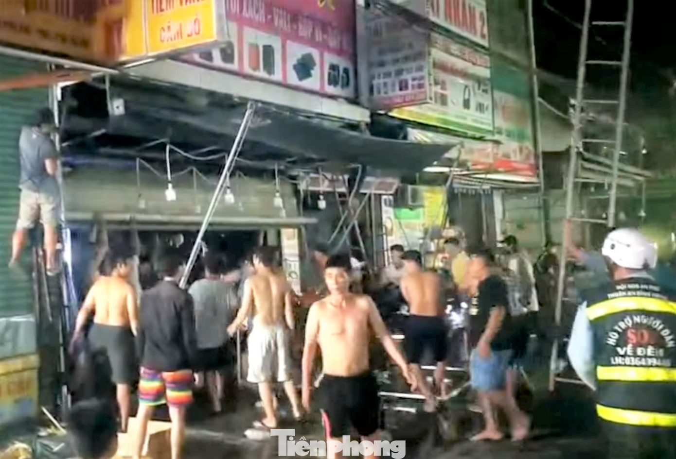 Người dân phá cửa giải cứu người và tài sản Người dân phá cửa giải cứu người và tài sản