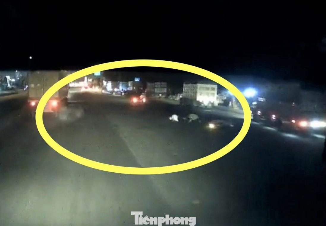 Bánh xe lăn về phía trước va vào xe máy chở hai người