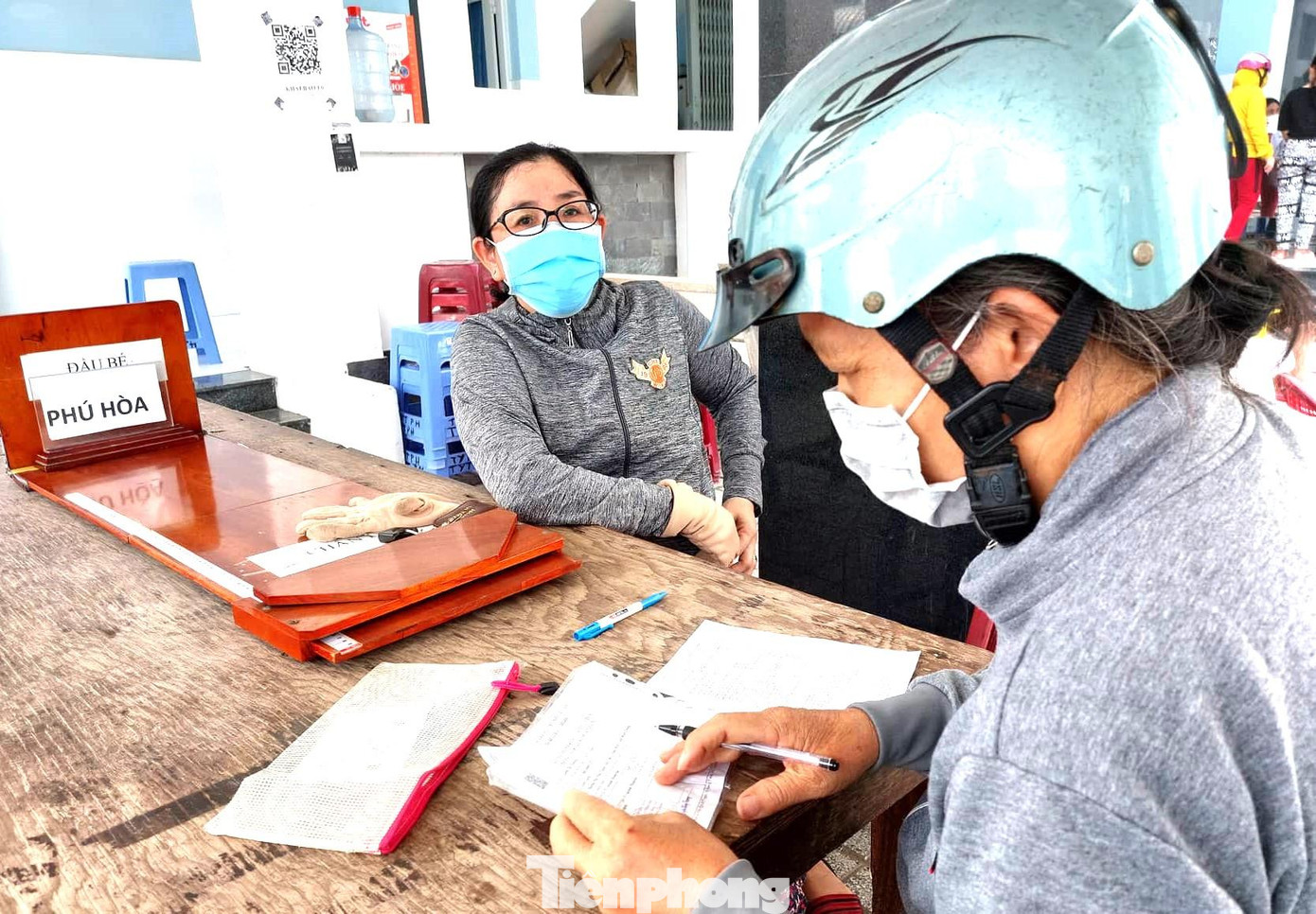 Người dân tranh thủ thời gian đến trạm y tế để tiêm vắc xin, phòng biến thể mới