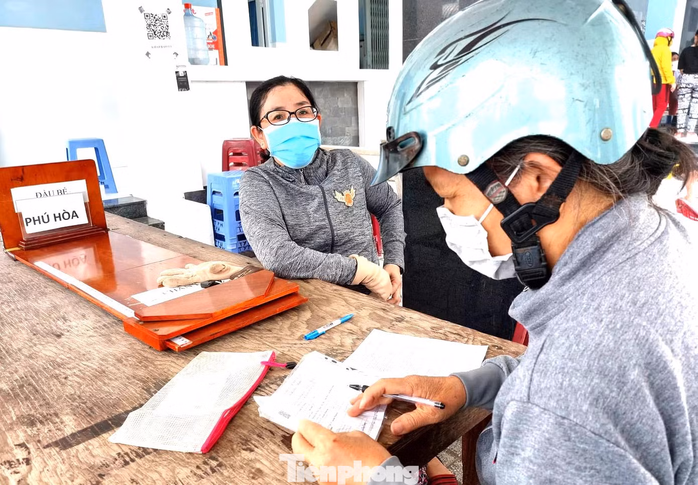 Người dân tranh thủ thời gian đến trạm y tế để tiêm vắc xin, phòng biến thể mới