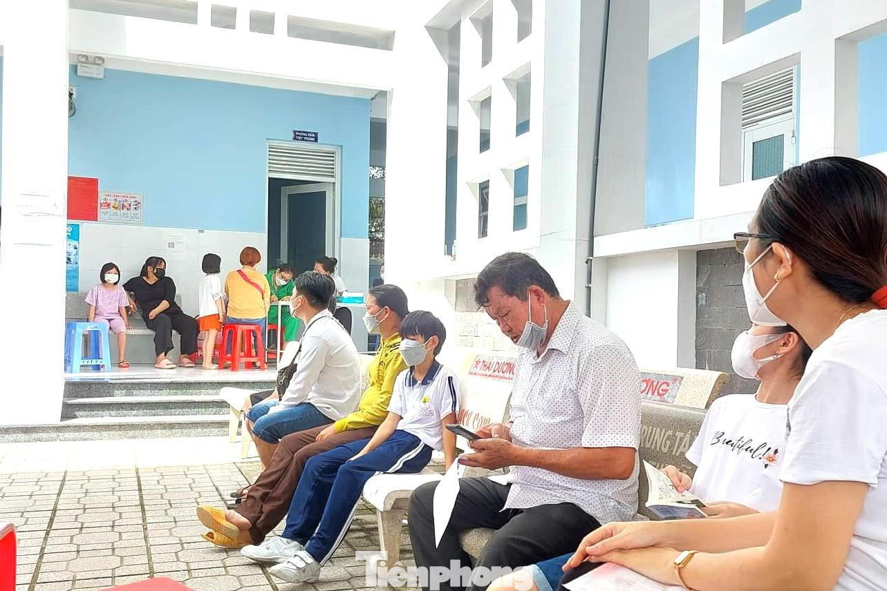 Người dân Bình Dương đi tiêm vắc xin phòng COVID-19 Người dân Bình Dương đi tiêm vắc xin phòng COVID-19