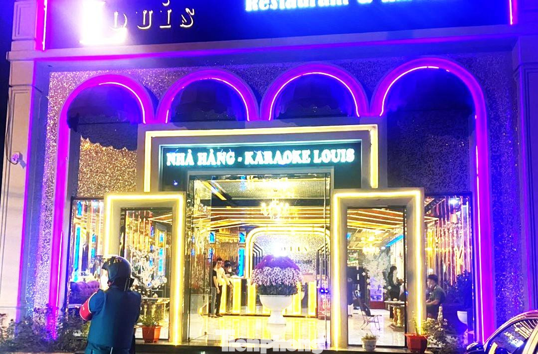 Công an TP Thuận An đột kích quán karaoke phát hiện có tiếp viên nữ múa thoát y Công an TP Thuận An đột kích quán karaoke phát hiện có tiếp viên nữ múa thoát y