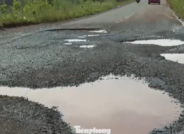 Tuyến ĐT 760 khi nước mưa ngập gây nguy hiểm cho người đi đường