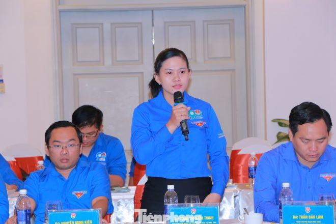 Phó bí thư Tỉnh Đoàn Bình Dương Trần Thị Diễm Trinh phát biểu tại buổi sơ kết